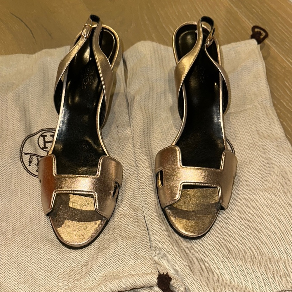 Authentic Hermes kitten pump in rose gold